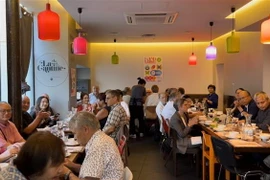 Bữa cơm đoàn kết do Ủy ban hỗ trợ bà Trần Tố Nga trong vụ kiện các công ty hóa chất của Mỹ tổ chức, ngày 24/6. (Ảnh: Nguyễn Thu Hà/TTXVN)