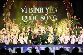 Chương trình biểu diễn nghệ thuật chào mừng Lễ kỷ niệm 60 năm Ngày truyền thống lực lượng cảnh sát nhân dân. (Ảnh: Phạm Kiên/TTXVN)