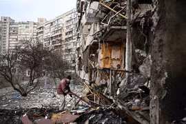 Tòa chung cư bị phá hủy ở Koshytsa, ngoại ô thủ đô Kiev, trong chiến dịch quân sự của Nga tại Ukraine, ngày 25/2. (Ảnh: AFP/TTXVN)