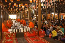 Phật tử chùa Khleang (thành phố Sóc Trăng) trong ngày Tết Chôl Chnăm Thmây cổ truyền. (Ảnh: Chanh Đa/TTXVN)