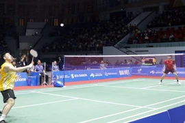 Trận đấu đơn nam vòng chung kết giữa vận động viên Loh Kean Yew (Singapore, áo đỏ) với vận động viên Kunlavut Vitidsarn (Thái Lan, áo vàng). (Ảnh: Đồng Thúy/TTXVN)