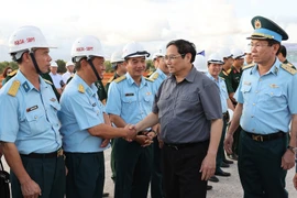Thủ tướng Phạm Minh Chính với cán bộ, sỹ quan đang thi công dự án. (Ảnh: Dương Giang/TTXVN)