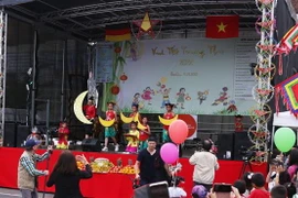 Biểu diễn 'Chú cuội chơi Trăng' tại Tết Trung Thu 2022 ở Berlin. (Ảnh: Mạnh Hùng/TTXVN)