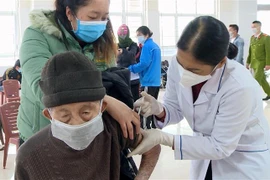 Tiêm vaccine phòng COVID-19 cho người già tại Móng Cái, Quảng Ninh (Ảnh: TTXVN phát)