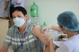 Tiêm vaccine ngừa COVID-19. (Nguồn: TTXVN)