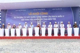 Khởi công xây dựng cầu Rạch Miễu 2. (Ảnh: Huỳnh Phúc Hậu/TTXVN)