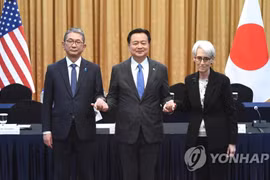 Thứ trưởng Ngoại giao Hàn Quốc Cho Hyun-dong (giữa) cùng người đồng cấp Mỹ Wendy Sherman (phải) và Nhật Bản Takeo Mori. (Nguồn: Yonhap)