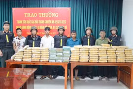 Các đối tượng cùng tang vật tại cơ quan điều tra. (Ảnh: TTXVN phát)