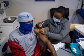 Nhân viên y tế tiêm vaccine phòng COVID-19 cho người dân tại Johannesburg, Nam Phi. (Ảnh: AFP/TTXVN)