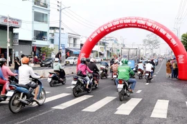 Thông xe Dự án sửa chữa và nâng cấp đường Tỉnh lộ 9. (Ảnh: Thành Chung/TTXVN)