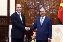 Chủ tịch nước Nguyễn Xuân Phúc tiếp Đại sứ Luxemburg Patrick Hemmer. (Ảnh: Thống Nhất/TTXVN)