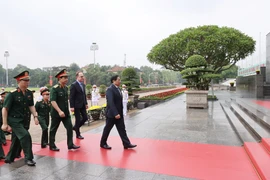 Thủ tướng Phạm Minh Chính và các đại biểu đến đặt vòng hoa và vào Lăng viếng Chủ tịch Hồ Chí Minh. (Ảnh: Dương Giang/TTXVN)