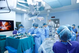 Kíp bác sỹ Bệnh viện Trung ương Quân đội 108 tiến hành ghép gan cho cháu bé 13 tuổi. (Nguồn: Benhvien108.vn)