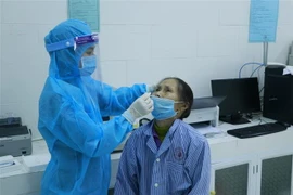 Lấy mẫu xét nghiệm COVID-19. (Nguồn: TTXVN)