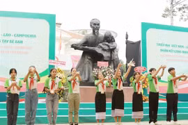 Đại diện thiếu nhi 3 nước Việt Nam-Lào-Campuchia cùng tham gia thực hiện nghi thức thả chim bồ câu thể hiện tinh thần hòa bình, đoàn kết. (Ảnh: Thu Hương/TTXVN)