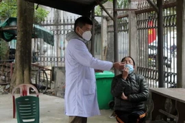 Lấy mẫu xét nghiệm COVID-19. (Nguồn: TTXVN)