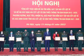 Trao Bằng khen của Bộ trưởng Bộ Quốc phòng và Bộ trưởng Bộ Lao động, Thương binh và Xã hội cho các cá nhân và đơn vị. (Ảnh: Trọng Đức/TTXVN)