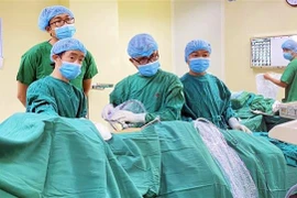 Đội ngũ phẫu thuật thực hiện cắt bỏ khối u trong lồng ngực cho bệnh nhân A. B (50 tuổi, trú xã Măng Bút, huyện Kon Plông, tỉnh Kon Tum). (Ảnh: TTXVN phát)