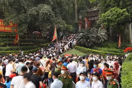 Dòng người về Khu di tích lịch sử Đền Hùng ngày 10/3 âm lịch. (Ảnh: Minh Quyết/TTXVN)