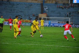 Một trận đấu của Câu lạc bộ Nam Định trên sân Thiên Trường. (Ảnh: Công Luật/TTXVN)
