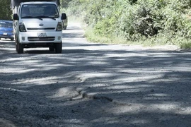 Mặt đường đèo Mimosa đã xuống cấp trầm trọng từ nhiều năm qua. (Ảnh: Đặng Tuấn/TTXVN)