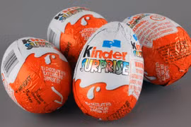Trứng chocolate Kinder Surprise. (Nguồn: Sky News)