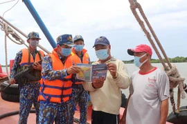 Tuyên truyền pháp luật cho ngư dân. (Ảnh: Huỳnh Anh/TTXVN)