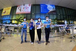 Phạm Ngọc Minh Thy khi tham gia điều phối đón đoàn y, bác sỹ chi viện cho Thành phố Hồ Chí Minh ở sân bay Tân Sơn Nhất. (Ảnh: TTXVN phát)