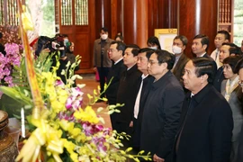 Thủ tướng Phạm Minh Chính dâng hương tưởng niệm Chủ tịch Hồ Chí Minh tại Khu Di tích Kim Liên. (Ảnh: Dương Giang/TTXVN)