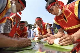 Thi gói, nấu bánh chưng và giã bánh giầy ở Phú Thọ. (Nguồn: TTXVN)