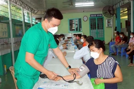 Công ty trách nhiệm hữu hạn SBGEAR Vina phối hợp cùng Liên đoàn Lao động huyện Hóc Môn tổ chức Ngày hội Sức khỏe cho người lao động. (Ảnh: Thanh Vũ/TTXVN)