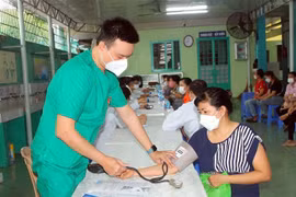 Công ty trách nhiệm hữu hạn SBGEAR Vina phối hợp cùng Liên đoàn Lao động huyện Hóc Môn tổ chức Ngày hội Sức khỏe cho người lao động. (Ảnh: Thanh Vũ/TTXVN)