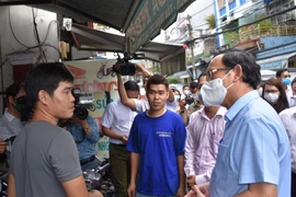 Bí thư Thành ủy Thành phố Hồ Chí Minh Nguyễn Văn Nên kiểm tra điểm tiên vaccine tại khu phố 2, phường An Lạc A, quận Bình Tân. (Ảnh: Đinh Hằng/TTXVN)