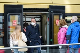 Người dân đeo khẩu trang phòng lây nhiễm COVID-19 tại Berlin, Đức. (Ảnh: THX/TTXVN)