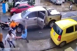 Hai nhóm nhau trên đường khiến 2 người bị đánh bất tỉnh. (Ảnh cắt từ clip)