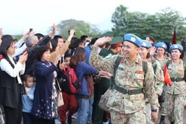 Cán bộ, chiến sỹ Bệnh viện dã chiến cấp 2 số 2 chào tạm biệt người thân và đồng đội lên đường làm nhiệm vụ tại Phái bộ Nam Sudan. (Ảnh: Dương Giang/TTXVN)