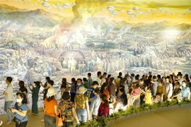Đông đảo du khách tham quan bức tranh panorama Chiến dịch Điện Biên Phủ. (Ảnh: Xuân Tư/TTXVN)