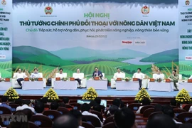 Thủ tướng Phạm Minh Chính và đại diện các Bộ đối thoại với nông dân. (Ảnh: Dương Giang/TTXVN)