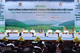 Thủ tướng Phạm Minh Chính và đại diện các Bộ đối thoại với nông dân. (Ảnh: Dương Giang/TTXVN)