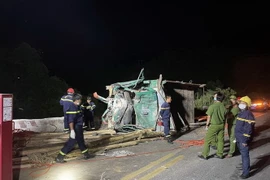 Lực lượng chức năng khắc phục hậu quả tại hiện trường vụ tai nạn. (Ảnh: TTXVN phát)