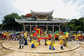 Hàng chục nghìn người dự khai hội Vía Bà Chúa Xứ núi Sam ở An Giang