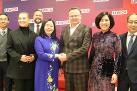 Bà Bùi Thị Minh Hoài và đoàn công tác chụp ảnh lưu niệm cùng Phó Chủ tịch Đảng Cánh tả mới Ba Lan Andrzej Szejna. (Ảnh: Bùi Ngọc Biên/TTXVN)