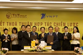 Ông Mai Xuân Sơn, Tổng Giám đốc Tập đoàn T&T Group (bên trái) và ông Huỳnh Quang Liêm, Tổng Giám đốc Tập đoàn VNPT, trao Thỏa thuận hợp tác chiến lược tổng thể, toàn diện.