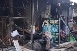 Nhiều kiốt tại Trung tâm thương mại thị trấn Cái Dầu thiệt hại nặng sau vụ hỏa hoạn. (Ảnh: TTXVN phát)