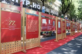 Triển lãm trưng bày hơn 100 tài liệu, hình ảnh, hiện vật về thắng lợi lịch sử - Cách mạng tháng Tám năm 1945. (Ảnh: Thu Hương/TTXVN)