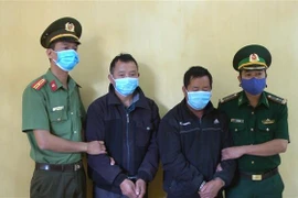 Hai đối tượng Giàng A Sủ và Giàng Seo Nhờ tại cơ quan điều tra. (Ảnh: Lục Thu Hương/TTXVN)