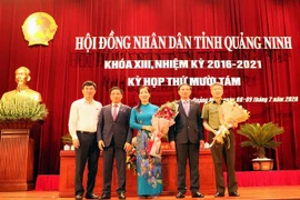 Thường trực Tỉnh ủy Quảng Ninh tặng hoa chúc mừng tân Phó Chủ tịch UBND tỉnh Quảng NInh Nguyễn Thị Hạnh. (Ảnh: Văn Đức/TTXVN)