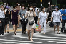 Người dân đeo khẩu trang phòng lây nhiễm COVID-19 tại Seoul, Hàn Quốc, ngày 23/6/2020. (Ảnh: AFP/TTXVN)