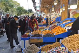Người dân mua thực phẩm tại Tehran, Iran. (Ảnh: AFP/ TTXVN)