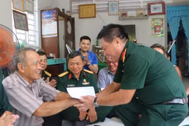Chủ tịch Hội Cựu chiến binh Thông tấn xã Việt Nam Nguyễn Đỗ Cường (phải) thăm và tặng quà gia thương binh Trần Thanh Hoàng ở thị trấn Tịnh Biên, huyện Tịnh Biên, tỉnh An Giang. (Ảnh: Công Mạo/TTXVN)